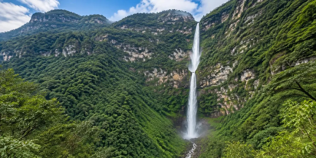 Vista ilustrativa de la catarata Gocta, Amazonas